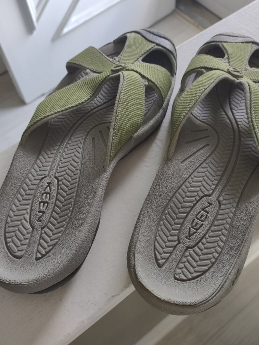 Keen slip on sandals - size 8.5 - comfortable arch support - flip flop - green - Picture 4 of 6